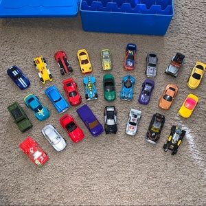 Hot wheels car carrying case and 27 assorted cars